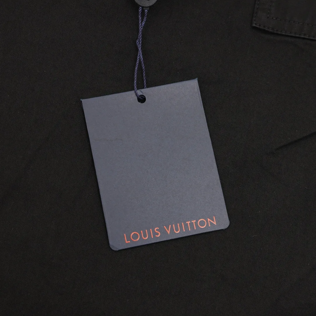 🅿️390 Louis Vuitton/Louis Vuitton workwear presbyopic letter trousers The fabric is made of custom-made canvas fabric, which is silky and super soft compared to the original. The texture and strands of the fabric are clear and obvious, and the drape is first-class. The workmanship is exquisite and meets the foreign trade export standards. There are 4.5 stitches per centimeter. Every seam is pressed with open thread, and the wiring is as neat as a ruler. , Made of woven floral cotton ribbon, the weaving is tight and soft to the touch. The embroidery process uses Behringer embroidery machine, which makes the embroidery color more full and the embroidery more three-dimensional. The pattern has good upper body effect. It is the same style for men and women. It is simple and versatile. When purchasing important items, feel free to compare the quality of any on the market! Size：XS-L